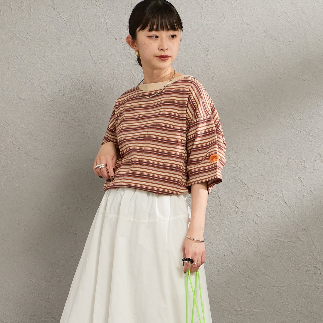 UNIVERSAL OVERALL [ユニバーサルオーバーオール] 別注 ワイドシルエット ポケットTシャツ [U2612815IN-JF] BRN BORDER &&モデル身長：150cm 着用サイズ：F&&