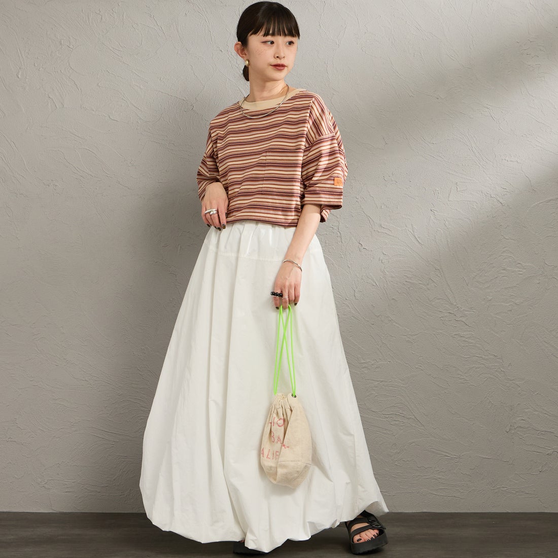 UNIVERSAL OVERALL [ユニバーサルオーバーオール] 別注 ワイドシルエット ポケットTシャツ [U2612815IN-JF] BRN BORDER &&モデル身長：150cm 着用サイズ：F&&