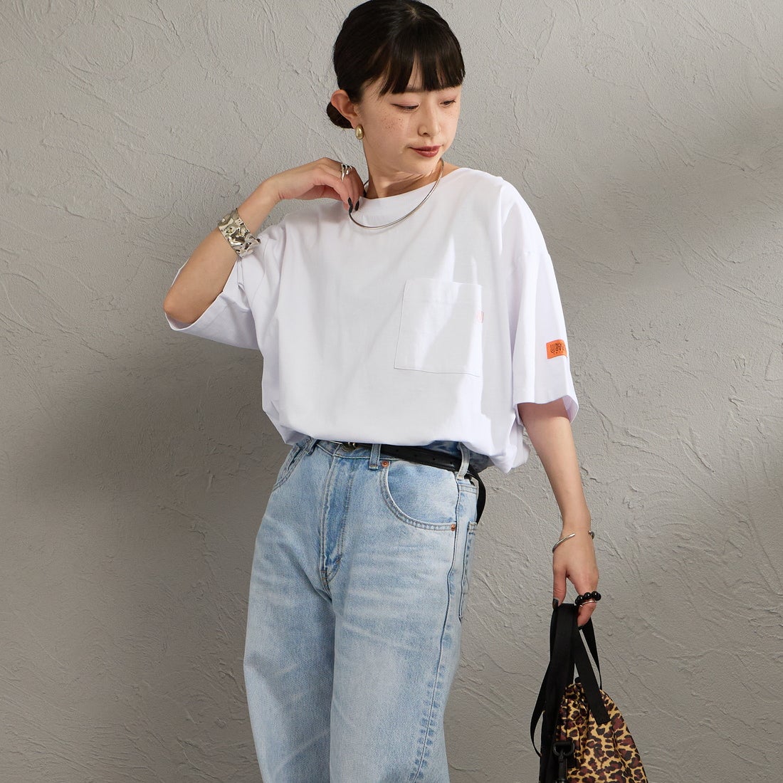 UNIVERSAL OVERALL [ユニバーサルオーバーオール] 別注 ワイドシルエット ポケットTシャツ [U2612815IN-JF] WHITE &&モデル身長：150cm 着用サイズ：F&&