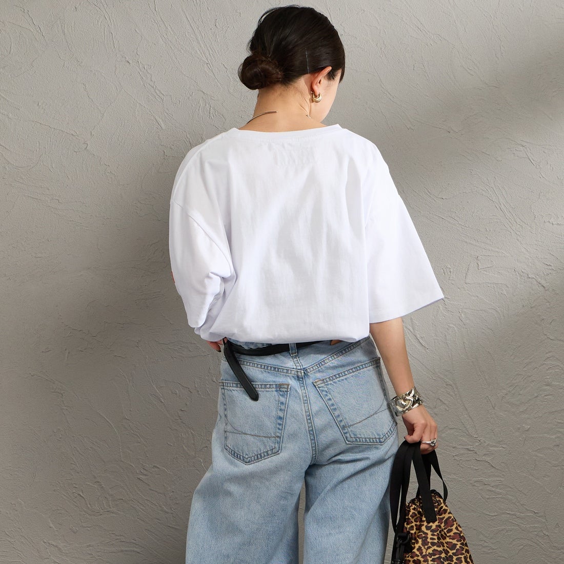 UNIVERSAL OVERALL [ユニバーサルオーバーオール] 別注 ワイドシルエット ポケットTシャツ [U2612815IN-JF] WHITE &&モデル身長：150cm 着用サイズ：F&&