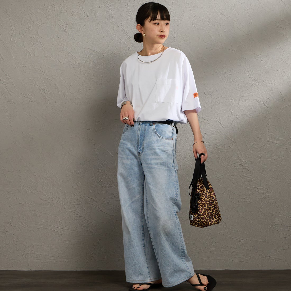 UNIVERSAL OVERALL [ユニバーサルオーバーオール] 別注 ワイドシルエット ポケットTシャツ [U2612815IN-JF] WHITE &&モデル身長：150cm 着用サイズ：F&&