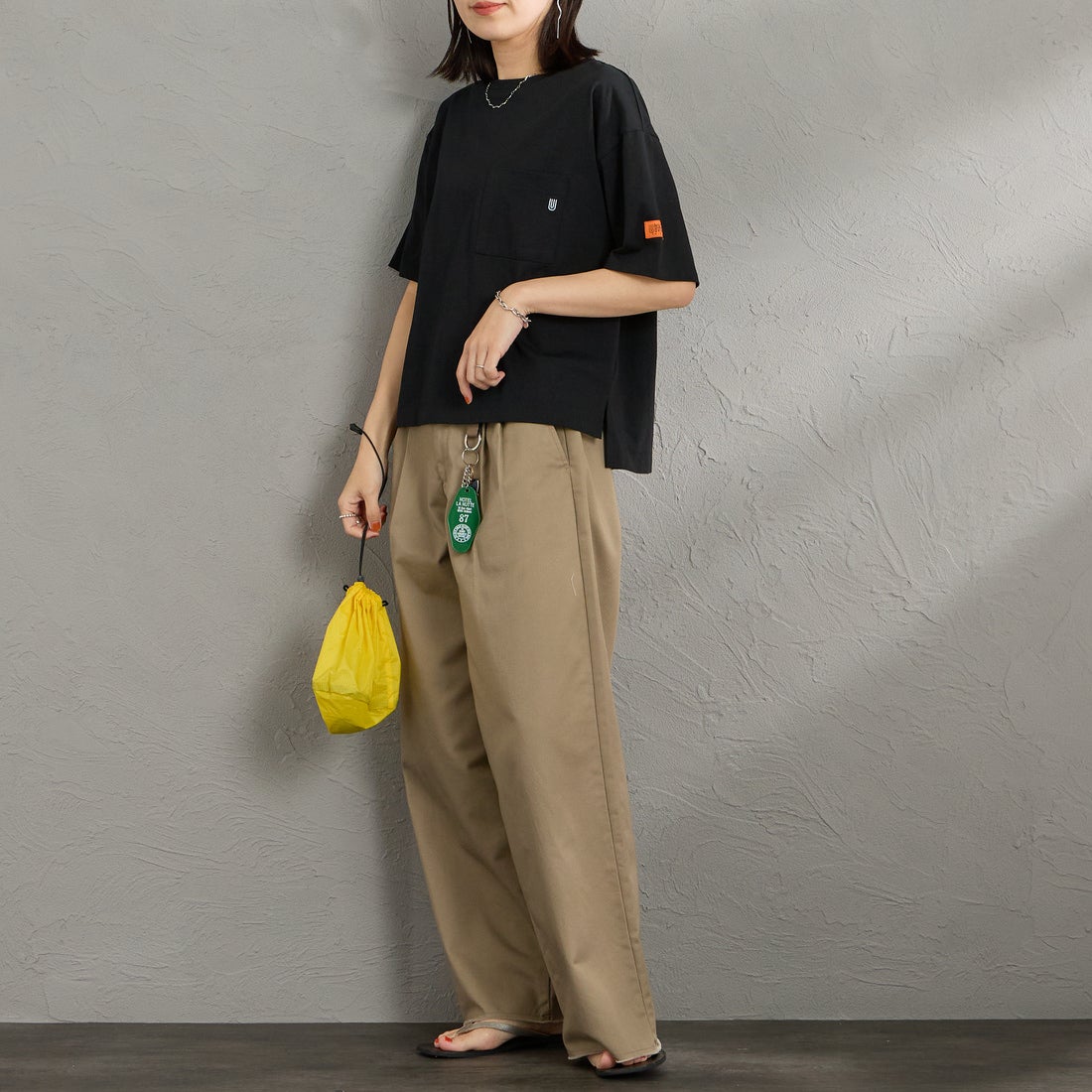 UNIVERSAL OVERALL [ユニバーサルオーバーオール] 別注 ワイドシルエット ポケットTシャツ [U2612815IN-JF] BLACK &&モデル身長：160cm 着用サイズ：F&&