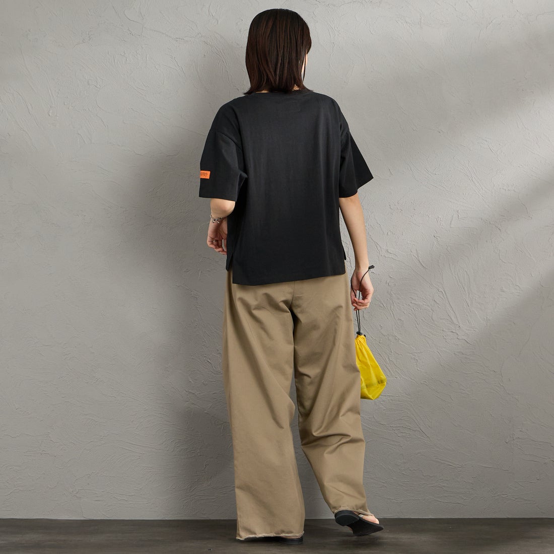 UNIVERSAL OVERALL [ユニバーサルオーバーオール] 別注 ワイドシルエット ポケットTシャツ [U2612815IN-JF] BLACK &&モデル身長：160cm 着用サイズ：F&&