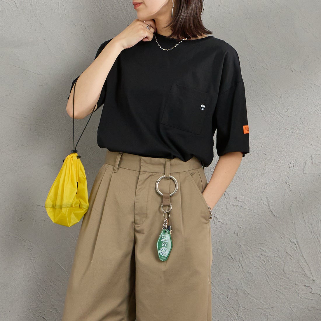 UNIVERSAL OVERALL [ユニバーサルオーバーオール] 別注 ワイドシルエット ポケットTシャツ [U2612815IN-JF] BLACK &&モデル身長：160cm 着用サイズ：F&&