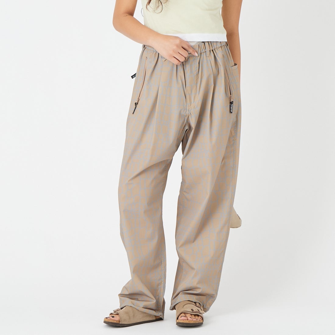 WILD THINGS [ワイルドシングス] エラスティックナイロン プリントラックスパンツ [WT26038AD] SPIDER BEG &&モデル身長：162cm 着用サイズ：M&&