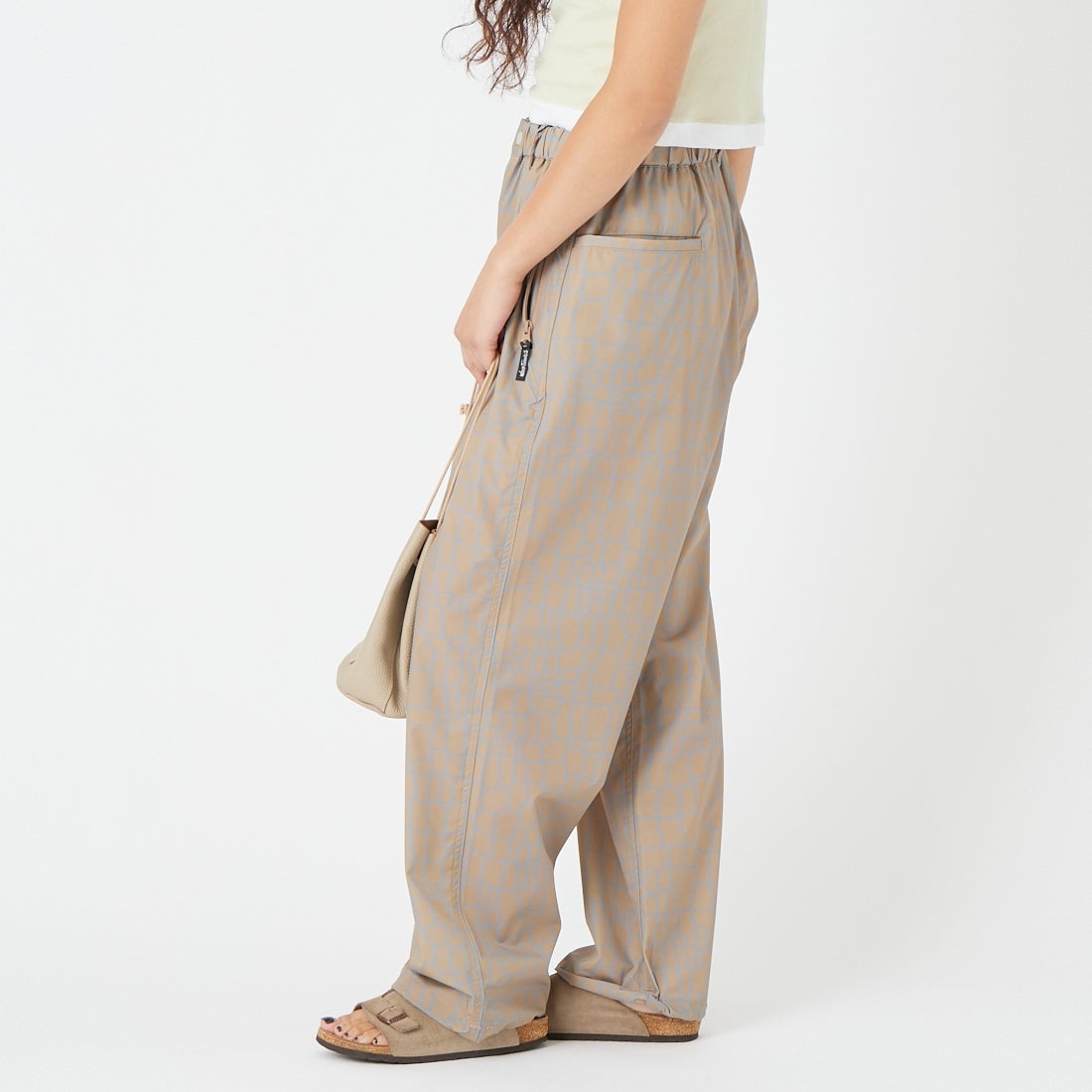 WILD THINGS [ワイルドシングス] エラスティックナイロン プリントラックスパンツ [WT26038AD] SPIDER BEG &&モデル身長：162cm 着用サイズ：M&&