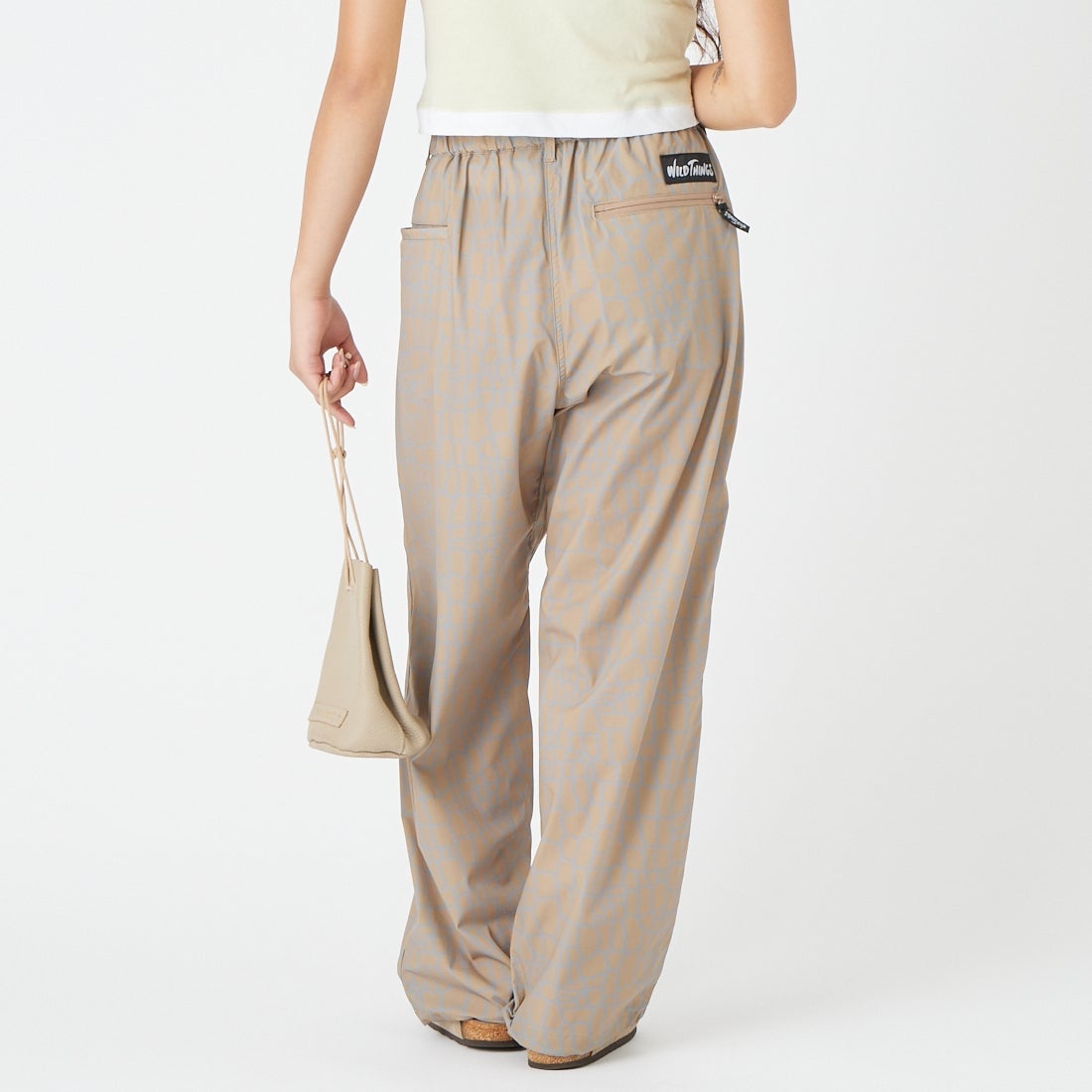 WILD THINGS [ワイルドシングス] エラスティックナイロン プリントラックスパンツ [WT26038AD] SPIDER BEG &&モデル身長：162cm 着用サイズ：M&&