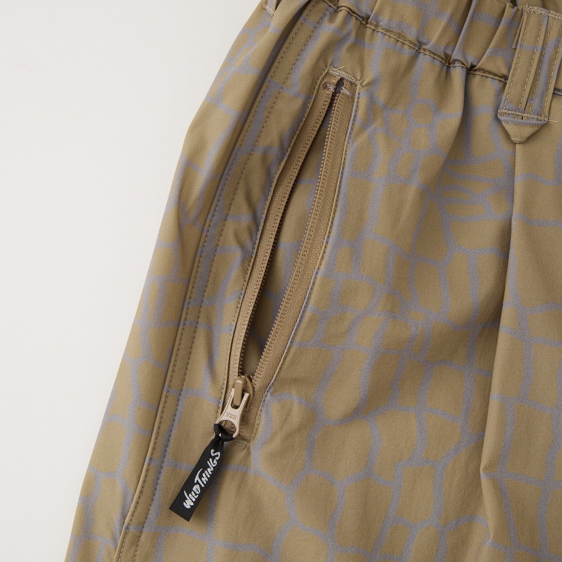 WILD THINGS [ワイルドシングス] エラスティックナイロン プリントラックスパンツ [WT26038AD] SPIDER BEG