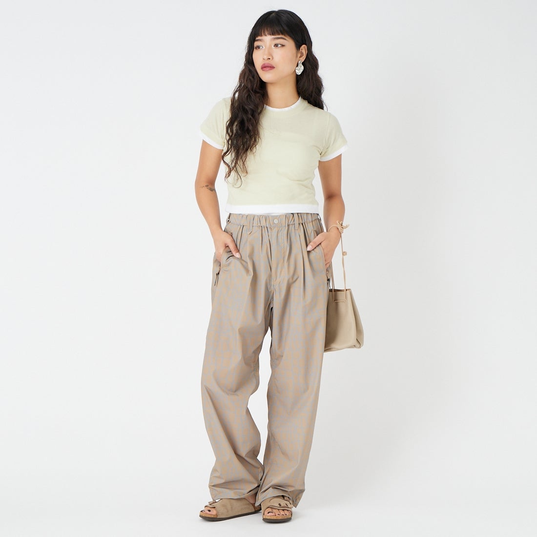 WILD THINGS [ワイルドシングス] エラスティックナイロン プリントラックスパンツ [WT26038AD] SPIDER BEG &&モデル身長：162cm 着用サイズ：M&&