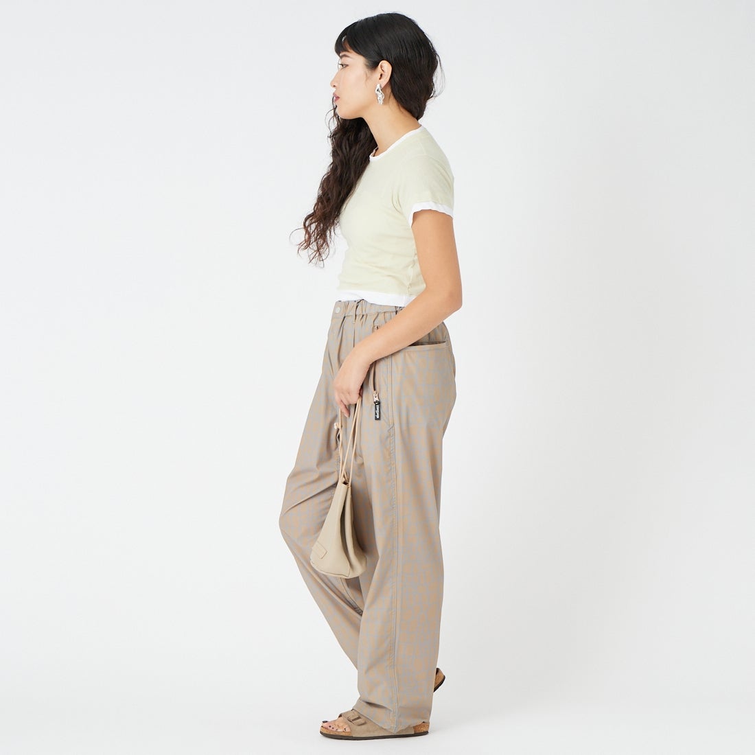 WILD THINGS [ワイルドシングス] エラスティックナイロン プリントラックスパンツ [WT26038AD] SPIDER BEG &&モデル身長：162cm 着用サイズ：M&&