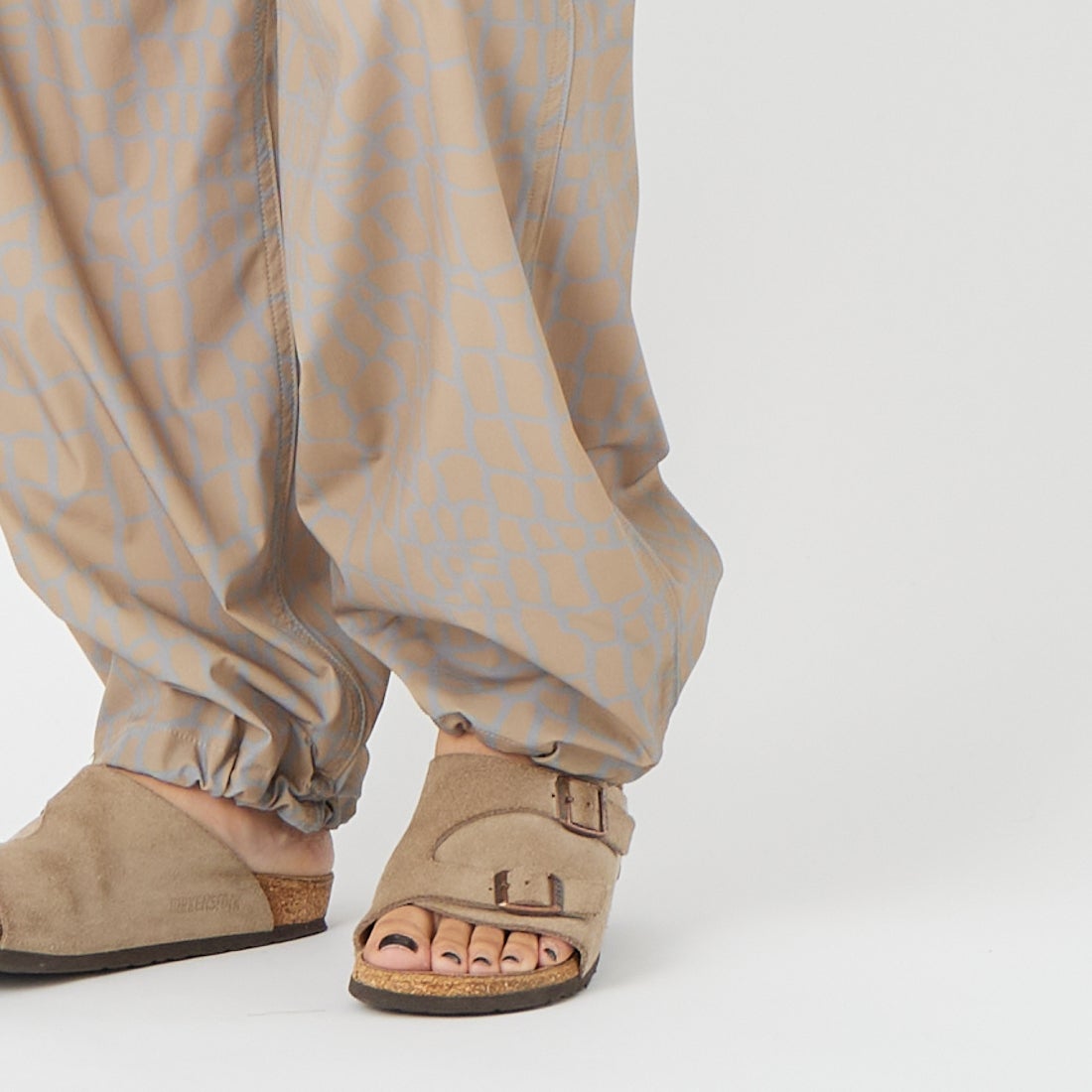 WILD THINGS [ワイルドシングス] エラスティックナイロン プリントラックスパンツ [WT26038AD] SPIDER BEG &&モデル身長：162cm 着用サイズ：M&&