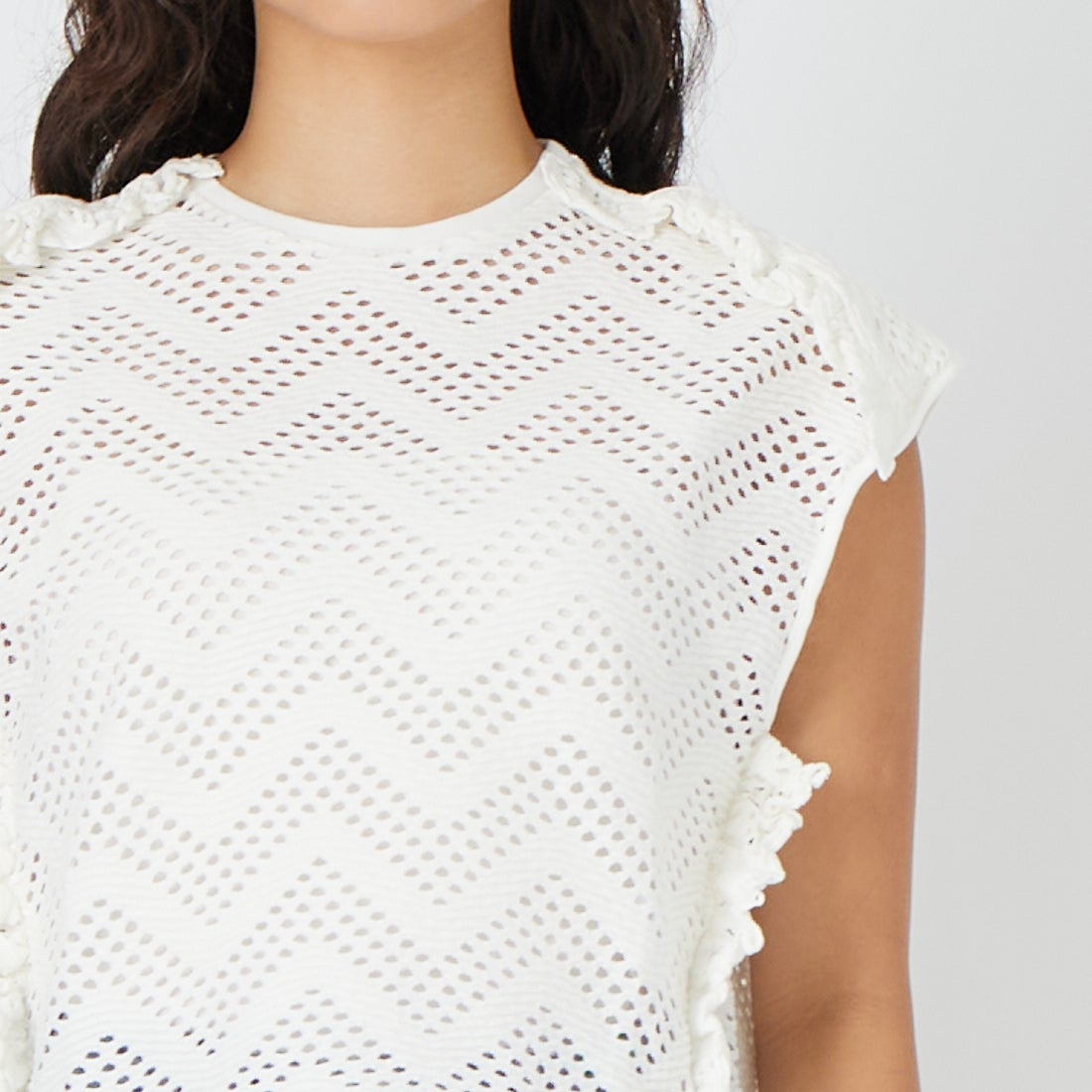 UNFIL [アンフィル] パターンメッシュ ラッフルスリーブレストップス [WXSP-UW130] OFF WHITE &&モデル身長：162cm 着用サイズ：1&&