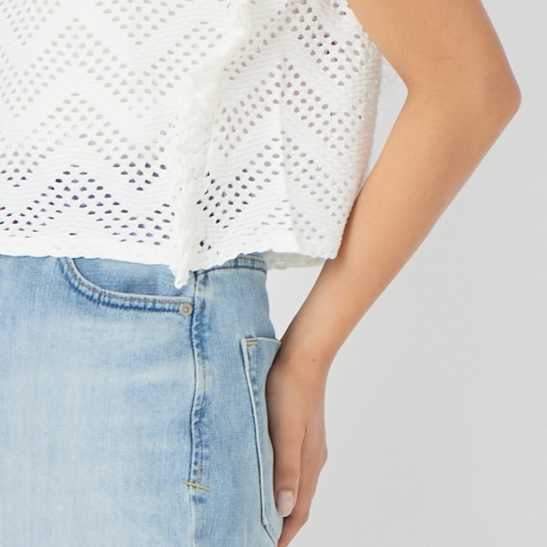 UNFIL [アンフィル] パターンメッシュ ラッフルスリーブレストップス [WXSP-UW130] OFF WHITE &&モデル身長：162cm 着用サイズ：1&&