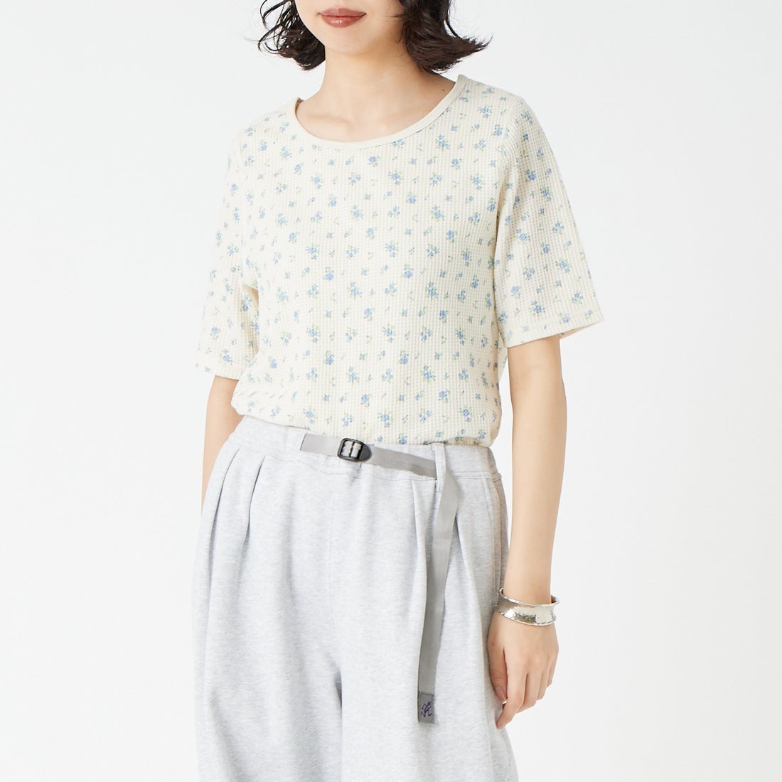 JE MORGAN [ジェイイーモーガン] ワッフル花柄 ハーフスリーブプルオーバー [JG045-29S] 84 BLUE &&モデル身長：162cm 着用サイズ：F&&