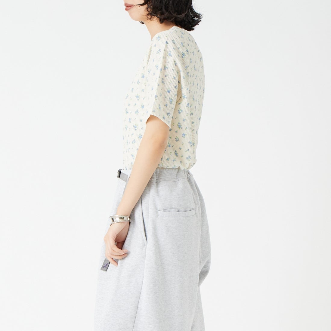 JE MORGAN [ジェイイーモーガン] ワッフル花柄 ハーフスリーブプルオーバー [JG045-29S] 84 BLUE &&モデル身長：162cm 着用サイズ：F&&