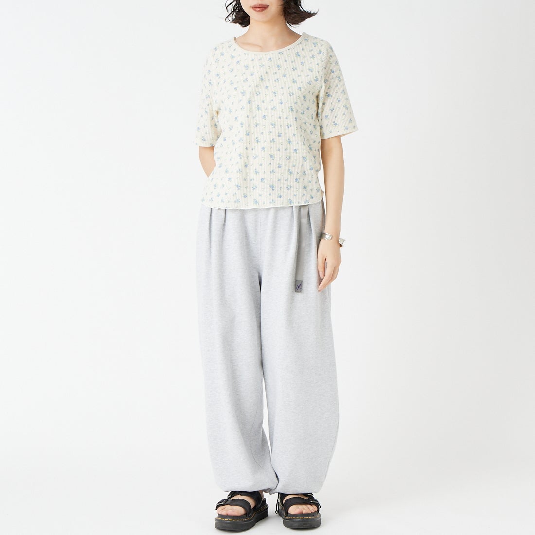 JE MORGAN [ジェイイーモーガン] ワッフル花柄 ハーフスリーブプルオーバー [JG045-29S] 84 BLUE &&モデル身長：162cm 着用サイズ：F&&