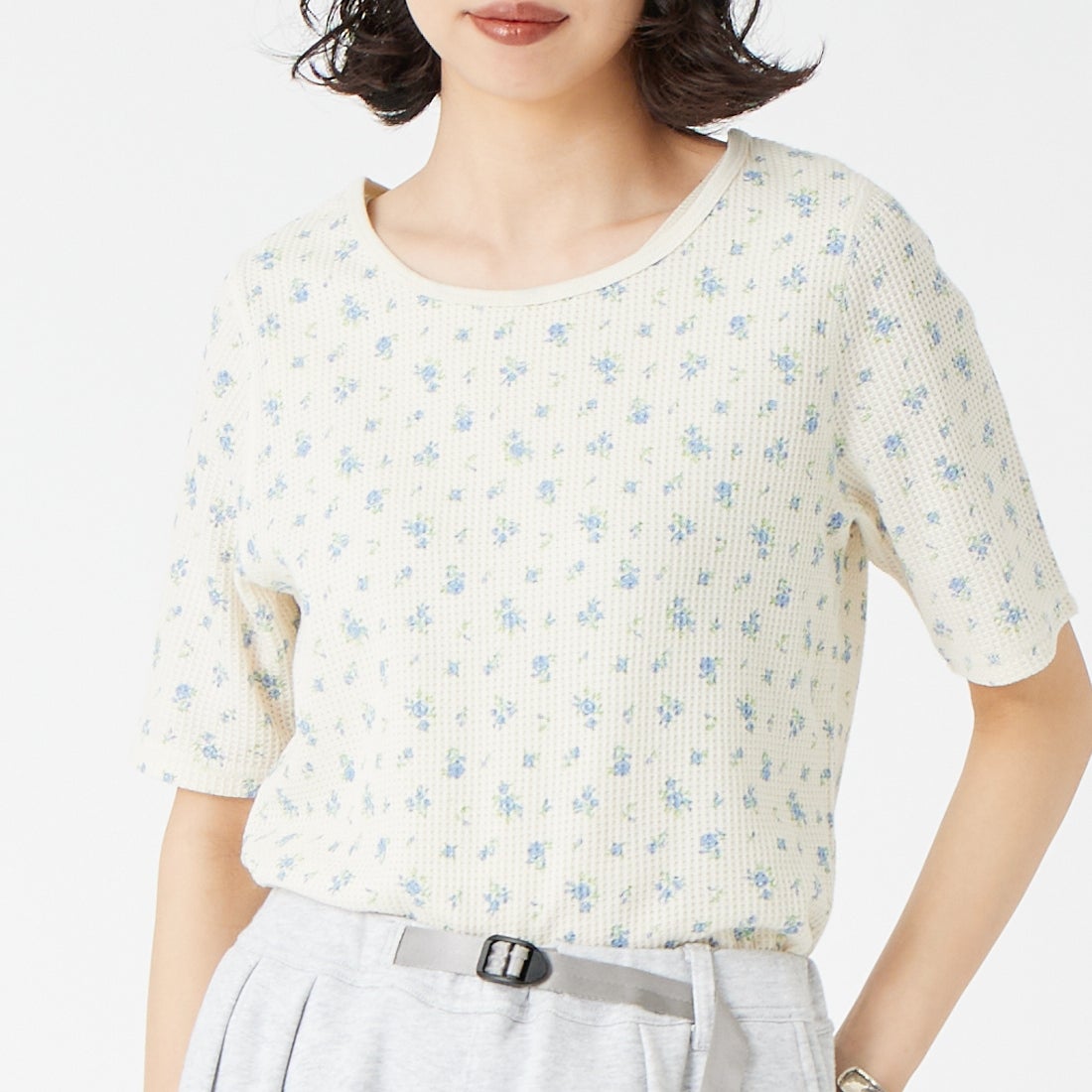 JE MORGAN [ジェイイーモーガン] ワッフル花柄 ハーフスリーブプルオーバー [JG045-29S] 84 BLUE &&モデル身長：162cm 着用サイズ：F&&