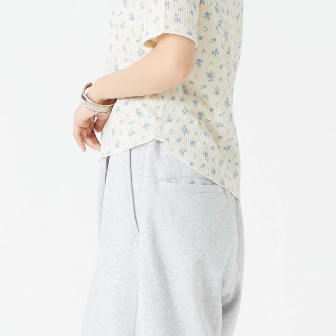 JE MORGAN [ジェイイーモーガン] ワッフル花柄 ハーフスリーブプルオーバー [JG045-29S] 84 BLUE &&モデル身長：162cm 着用サイズ：F&&