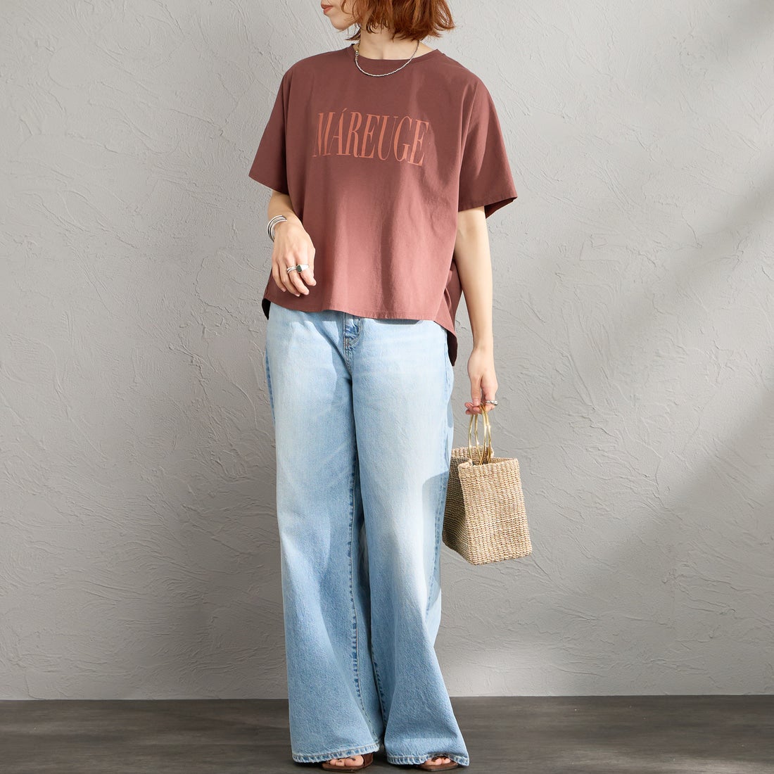 MICA&DEAL × JEANSFACTORY [マイカアンドディール × ジーンズファクトリー] 別注 ワイドシルエット MAREUGE プリントTシャツ [0126209175-JF] BROWN &&モデル身長：158cm 着用サイズ：F&&