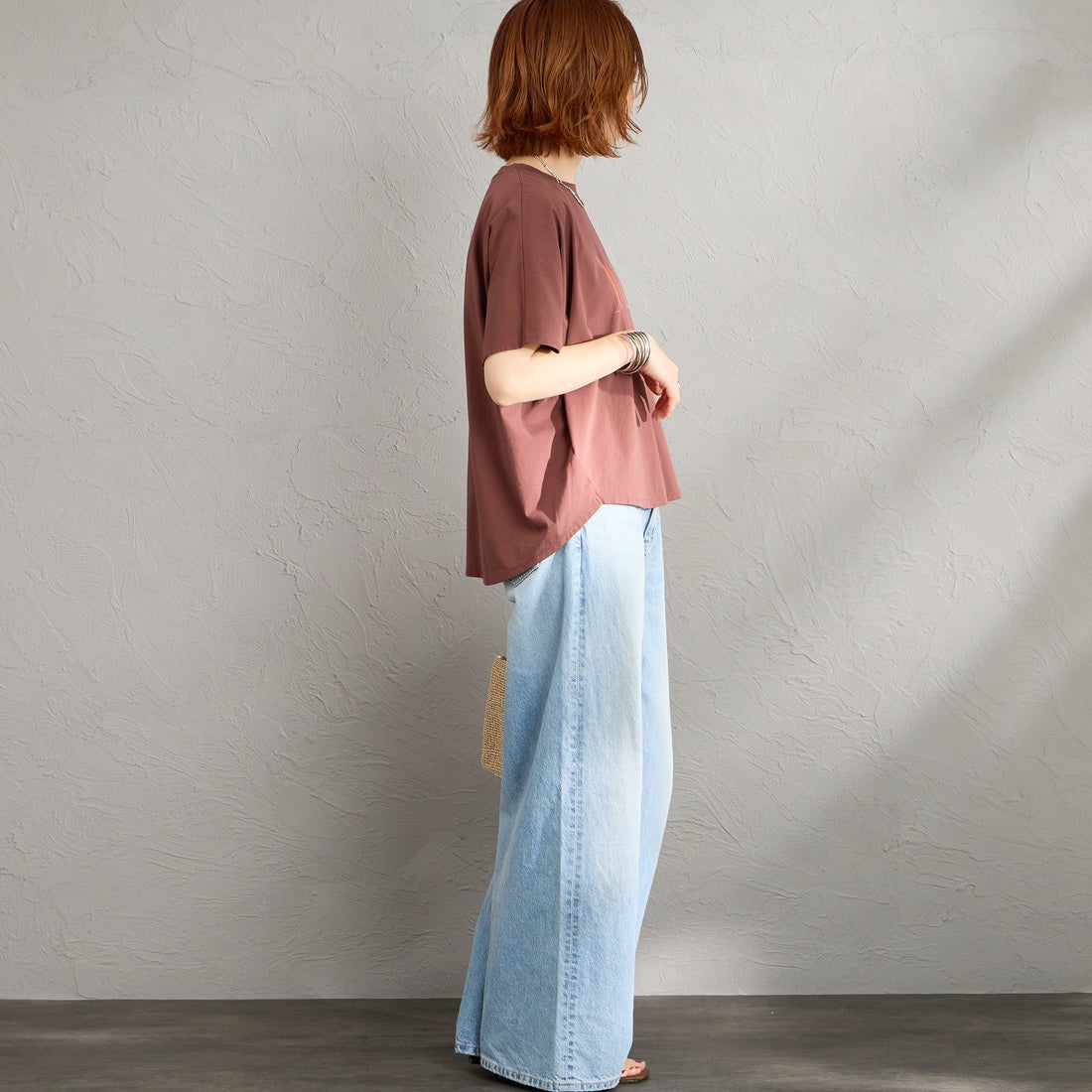 MICA&DEAL × JEANSFACTORY [マイカアンドディール × ジーンズファクトリー] 別注 ワイドシルエット MAREUGE プリントTシャツ [0126209175-JF] BROWN &&モデル身長：158cm 着用サイズ：F&&