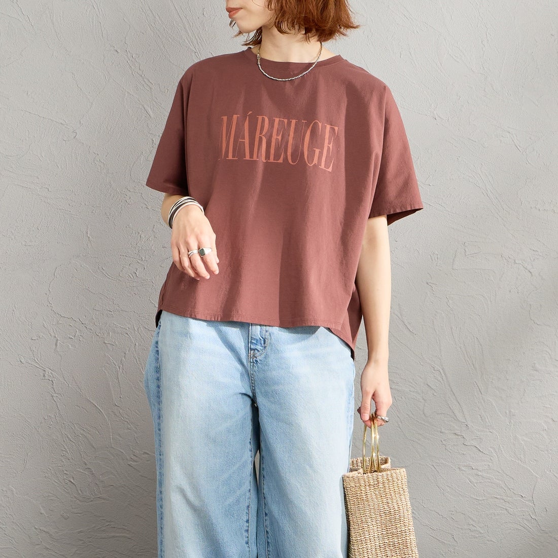 MICA&DEAL × JEANSFACTORY [マイカアンドディール × ジーンズファクトリー] 別注 ワイドシルエット MAREUGE プリントTシャツ [0126209175-JF] BROWN &&モデル身長：158cm 着用サイズ：F&&