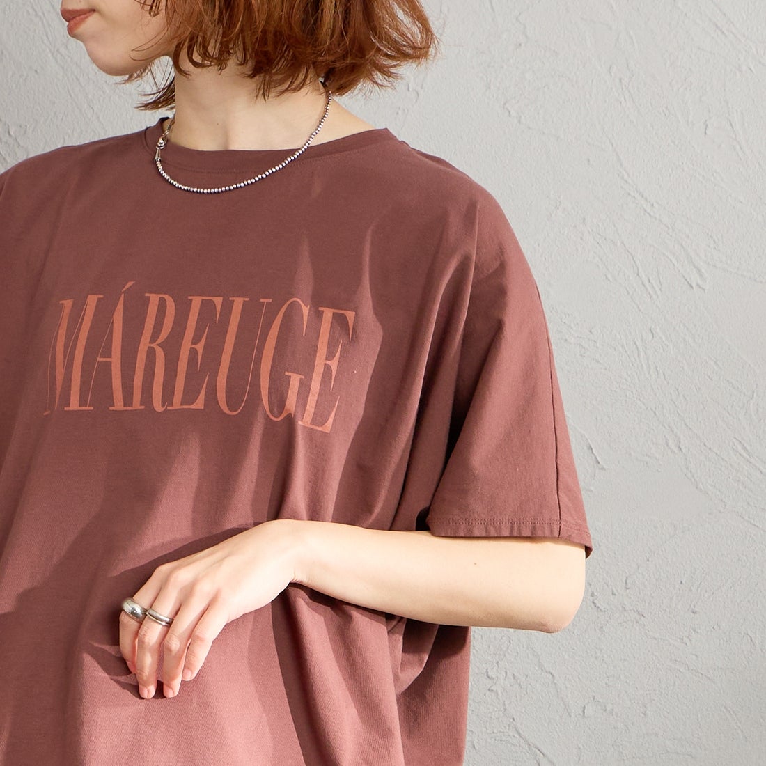 MICA&DEAL × JEANSFACTORY [マイカアンドディール × ジーンズファクトリー] 別注 ワイドシルエット MAREUGE プリントTシャツ [0126209175-JF] BROWN &&モデル身長：158cm 着用サイズ：F&&