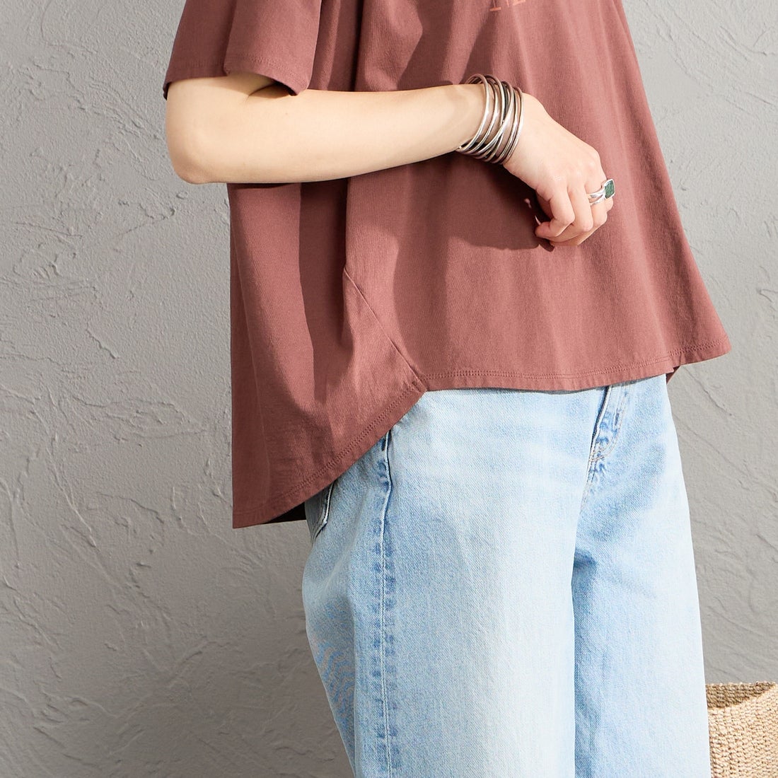 MICA&DEAL × JEANSFACTORY [マイカアンドディール × ジーンズファクトリー] 別注 ワイドシルエット MAREUGE プリントTシャツ [0126209175-JF] BROWN &&モデル身長：158cm 着用サイズ：F&&