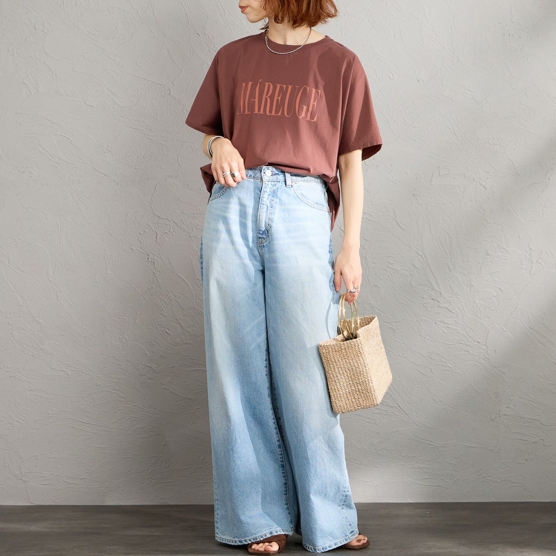MICA&DEAL × JEANSFACTORY [マイカアンドディール × ジーンズファクトリー] 別注 ワイドシルエット MAREUGE プリントTシャツ [0126209175-JF] BROWN &&モデル身長：158cm 着用サイズ：F&&