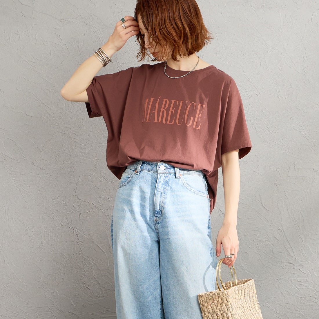 MICA&DEAL × JEANSFACTORY [マイカアンドディール × ジーンズファクトリー] 別注 ワイドシルエット MAREUGE プリントTシャツ [0126209175-JF] BROWN &&モデル身長：158cm 着用サイズ：F&&