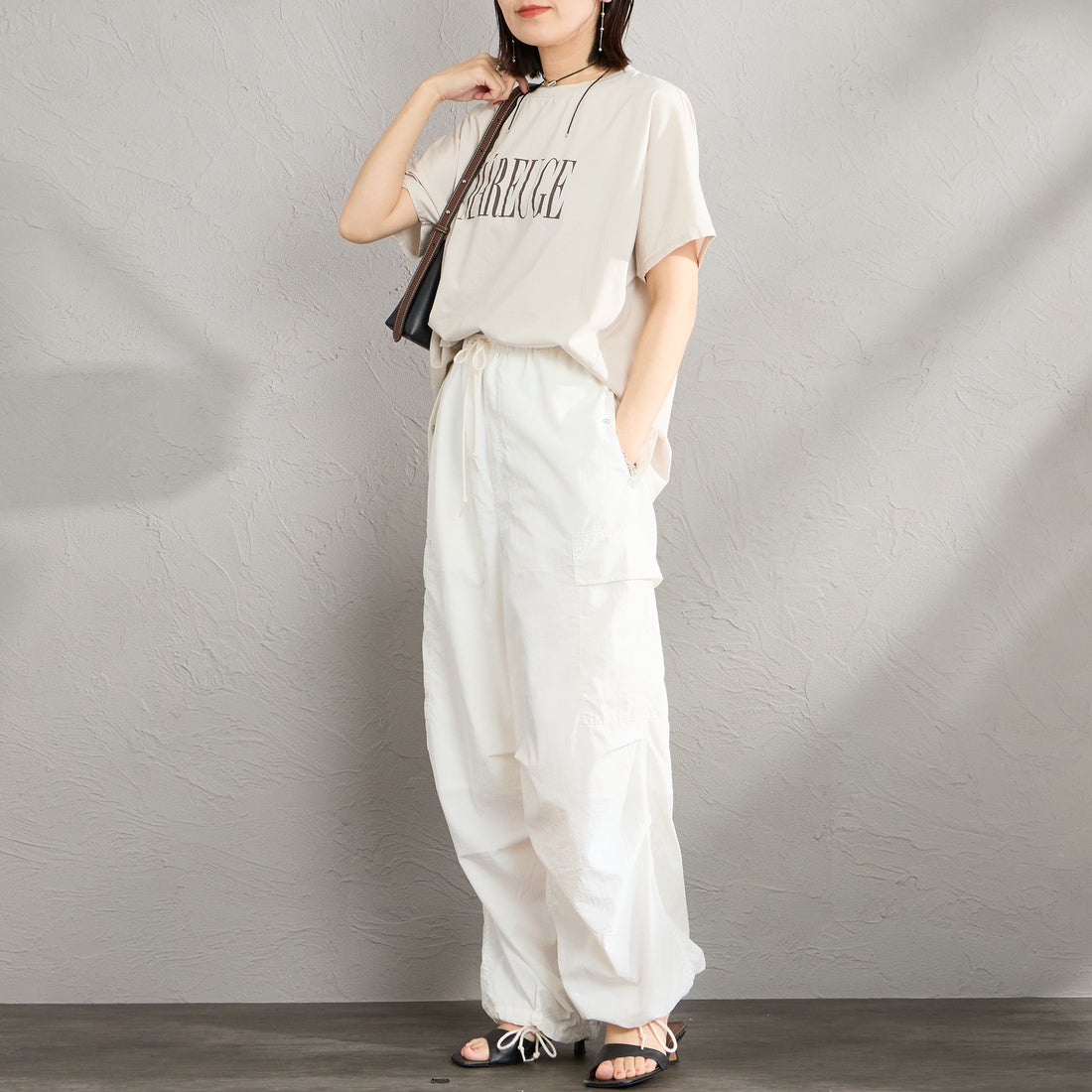 MICA&DEAL × JEANSFACTORY [マイカアンドディール × ジーンズファクトリー] 別注 ワイドシルエット MAREUGE プリントTシャツ [0126209175-JF] L.BEIGE &&モデル身長：160cm 着用サイズ：F&&