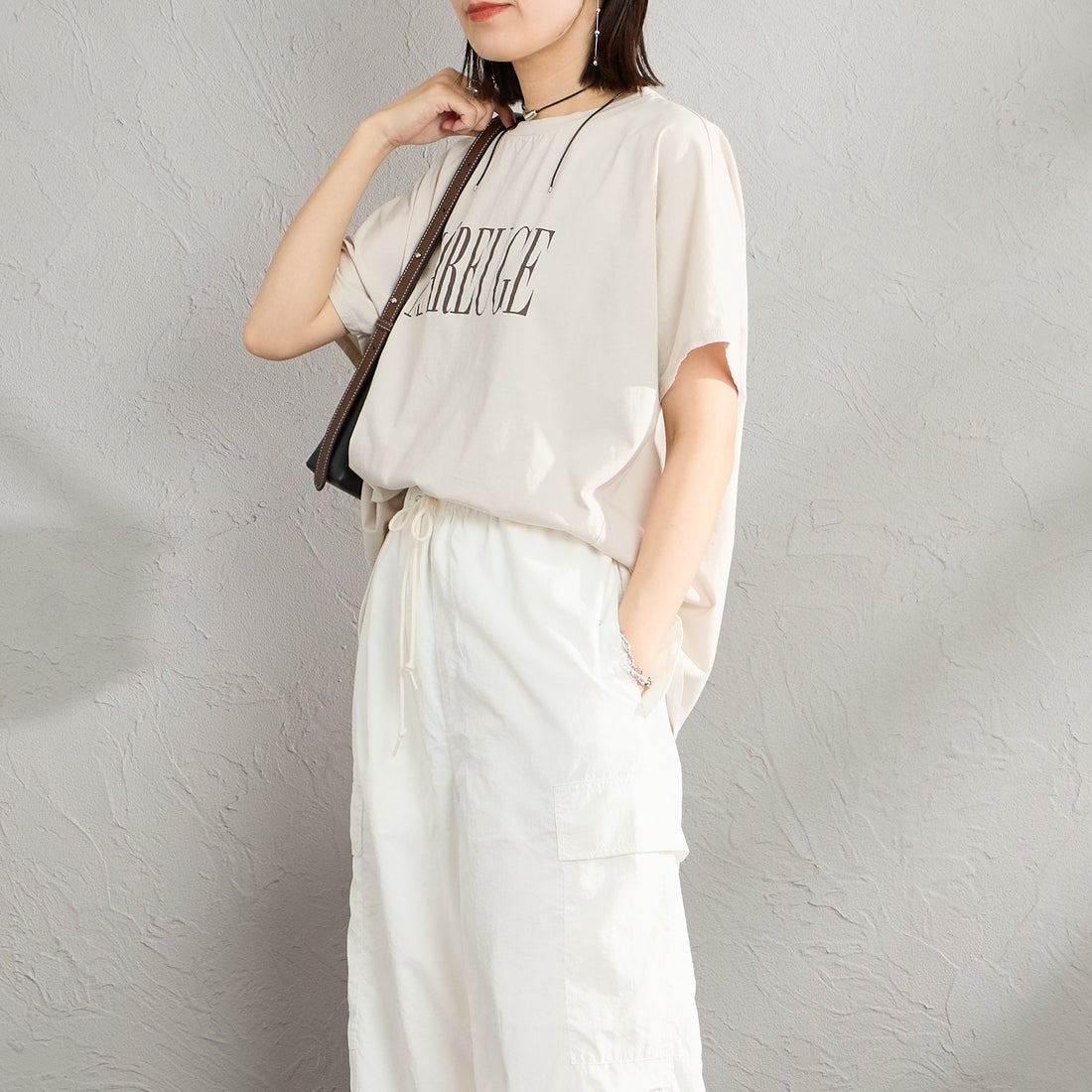 MICA&DEAL × JEANSFACTORY [マイカアンドディール × ジーンズファクトリー] 別注 ワイドシルエット MAREUGE プリントTシャツ [0126209175-JF] L.BEIGE &&モデル身長：160cm 着用サイズ：F&&