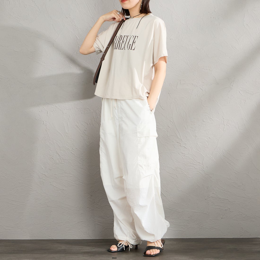 MICA&DEAL × JEANSFACTORY [マイカアンドディール × ジーンズファクトリー] 別注 ワイドシルエット MAREUGE プリントTシャツ [0126209175-JF] L.BEIGE &&モデル身長：160cm 着用サイズ：F&&