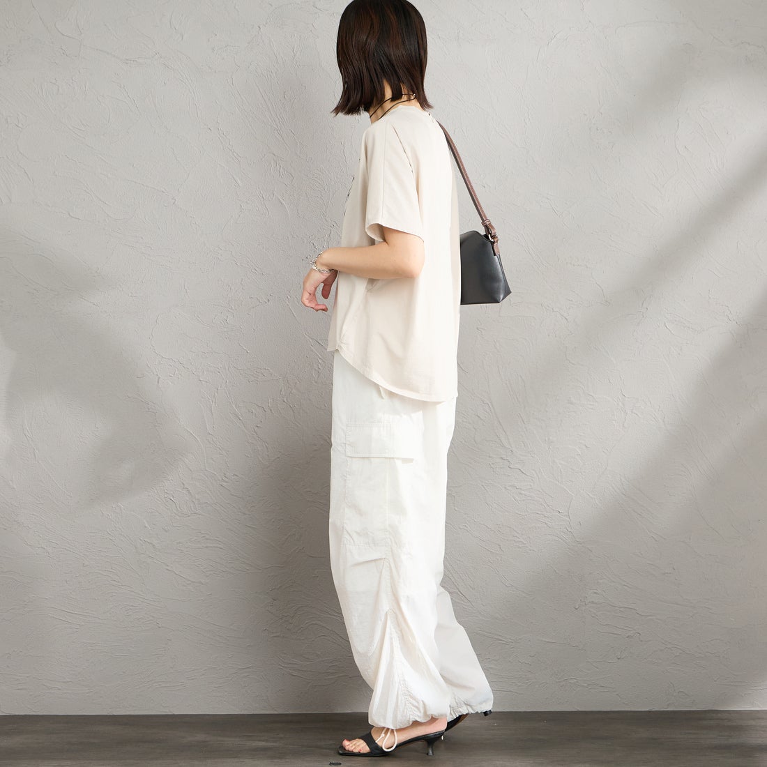 MICA&DEAL × JEANSFACTORY [マイカアンドディール × ジーンズファクトリー] 別注 ワイドシルエット MAREUGE プリントTシャツ [0126209175-JF] L.BEIGE &&モデル身長：160cm 着用サイズ：F&&