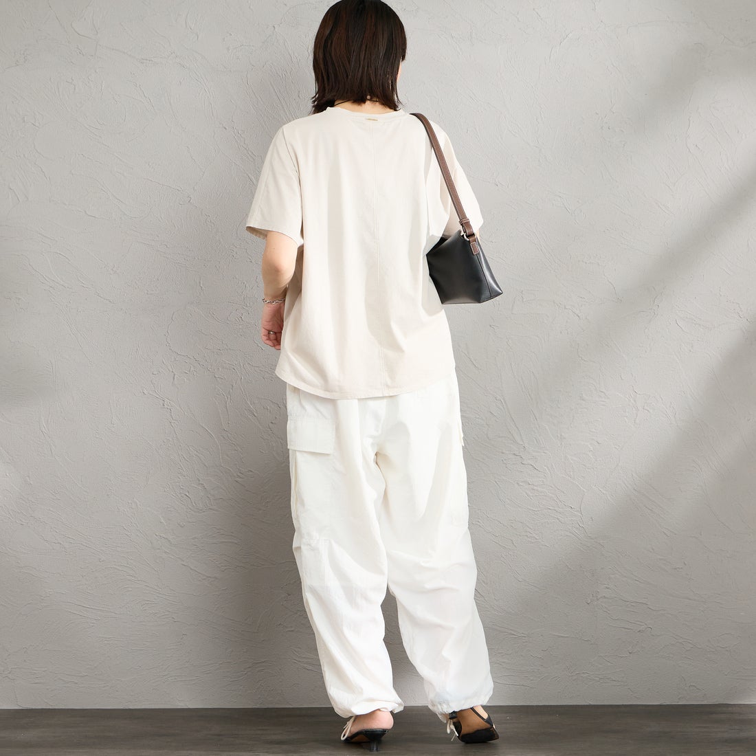 MICA&DEAL × JEANSFACTORY [マイカアンドディール × ジーンズファクトリー] 別注 ワイドシルエット MAREUGE プリントTシャツ [0126209175-JF] L.BEIGE &&モデル身長：160cm 着用サイズ：F&&