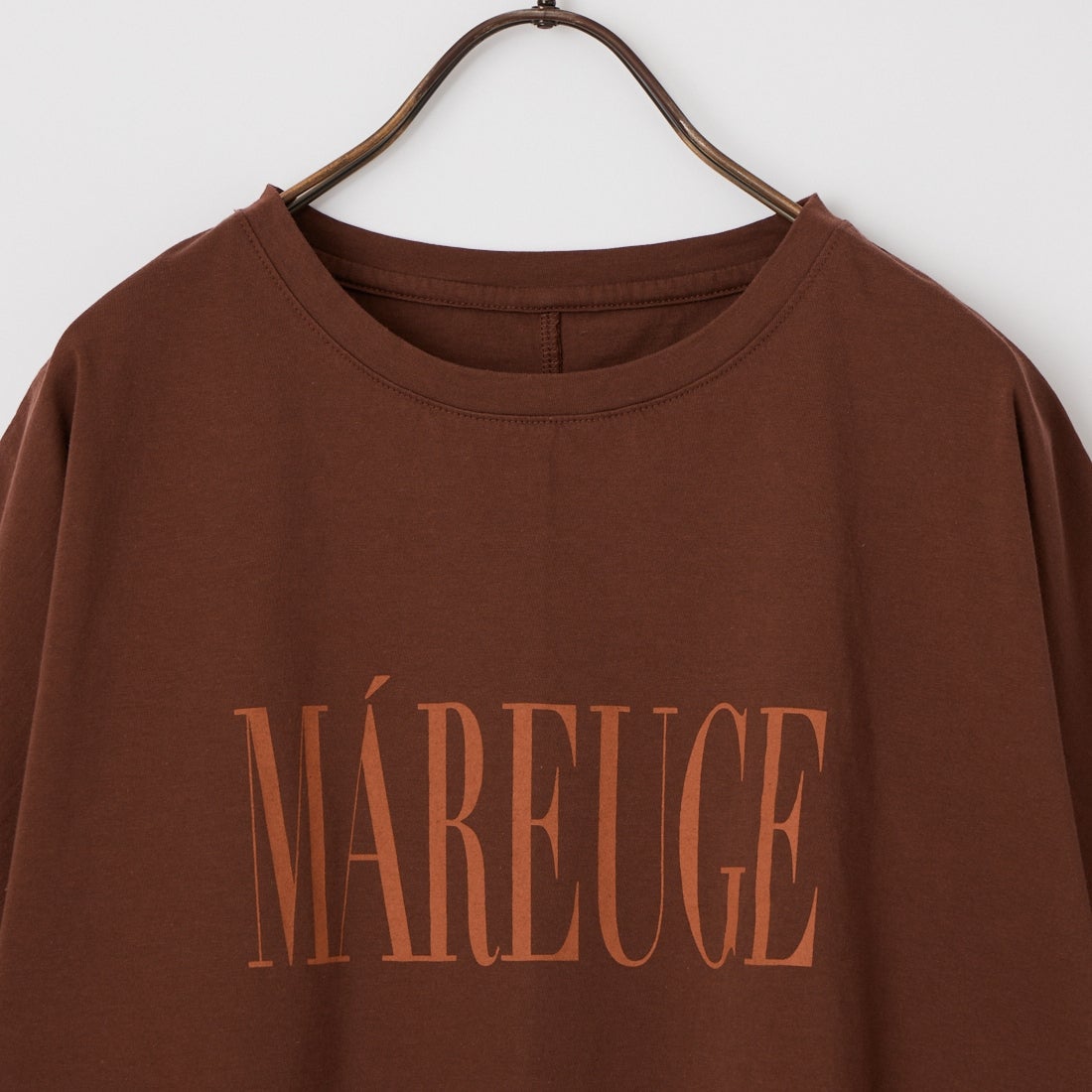 MICA&DEAL × JEANSFACTORY [マイカアンドディール × ジーンズファクトリー] 別注 ワイドシルエット MAREUGE プリントTシャツ [0126209175-JF] BROWN