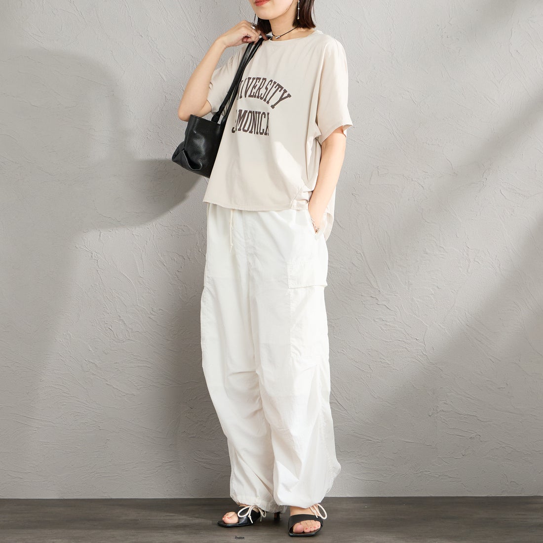 MICA&DEAL × JEANSFACTORY [マイカアンドディール × ジーンズファクトリー] 別注 ワイドシルエット UNIVERSITY カレッジプリントTシャツ [0126209176-JF] L.BEIGE &&モデル身長：160cm 着用サイズ：F&&