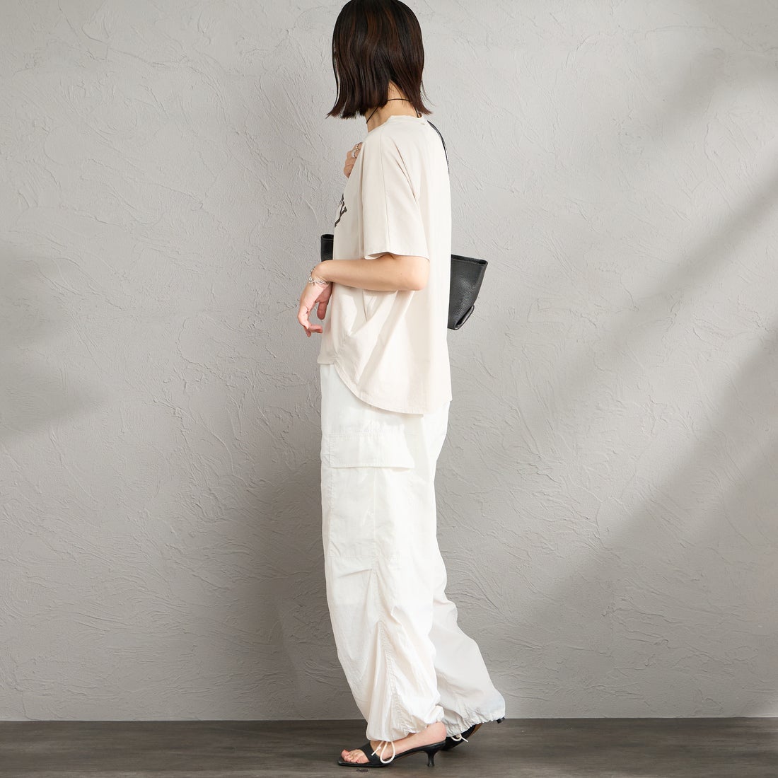 MICA&DEAL × JEANSFACTORY [マイカアンドディール × ジーンズファクトリー] 別注 ワイドシルエット UNIVERSITY カレッジプリントTシャツ [0126209176-JF] L.BEIGE &&モデル身長：160cm 着用サイズ：F&&