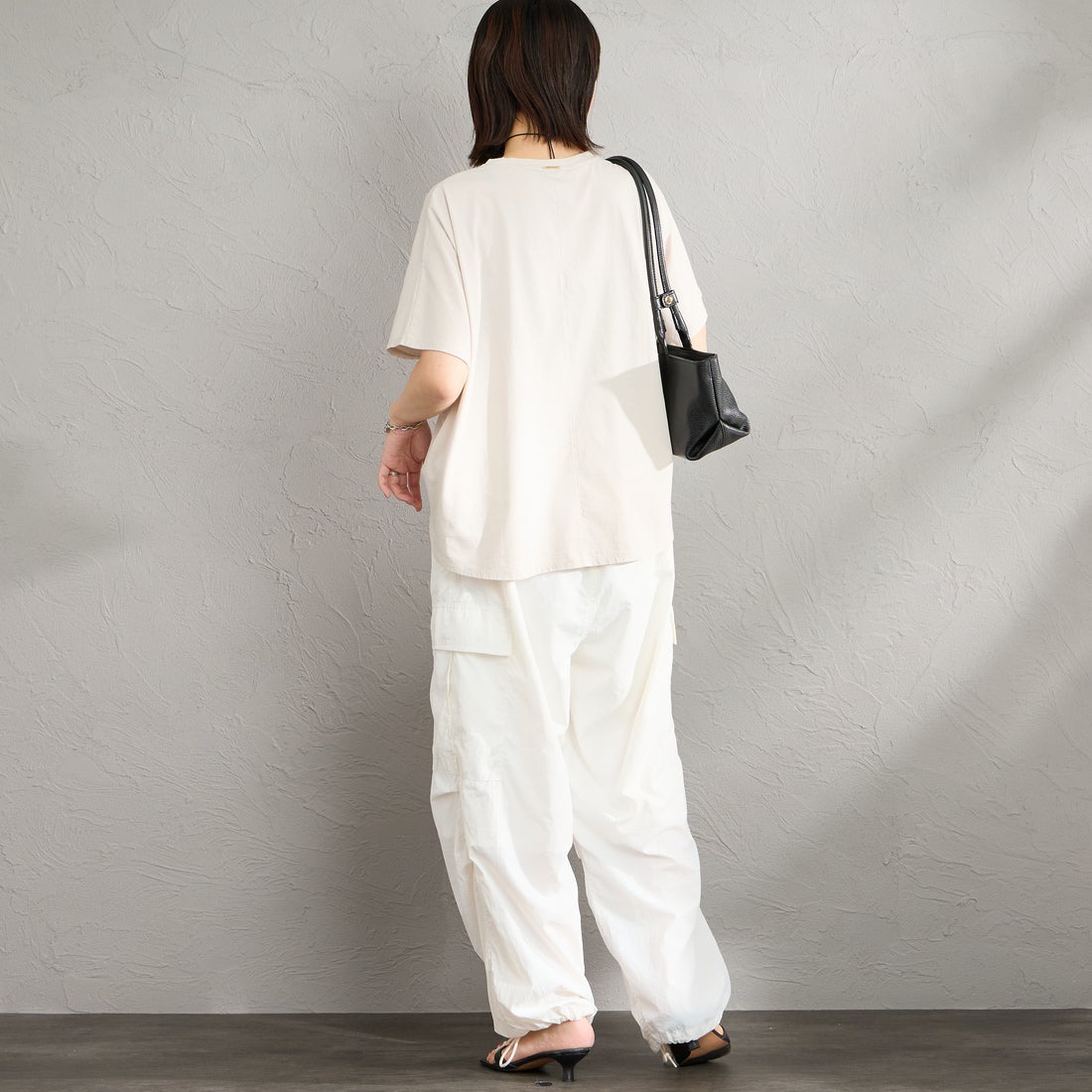 MICA&DEAL × JEANSFACTORY [マイカアンドディール × ジーンズファクトリー] 別注 ワイドシルエット UNIVERSITY カレッジプリントTシャツ [0126209176-JF] L.BEIGE &&モデル身長：160cm 着用サイズ：F&&