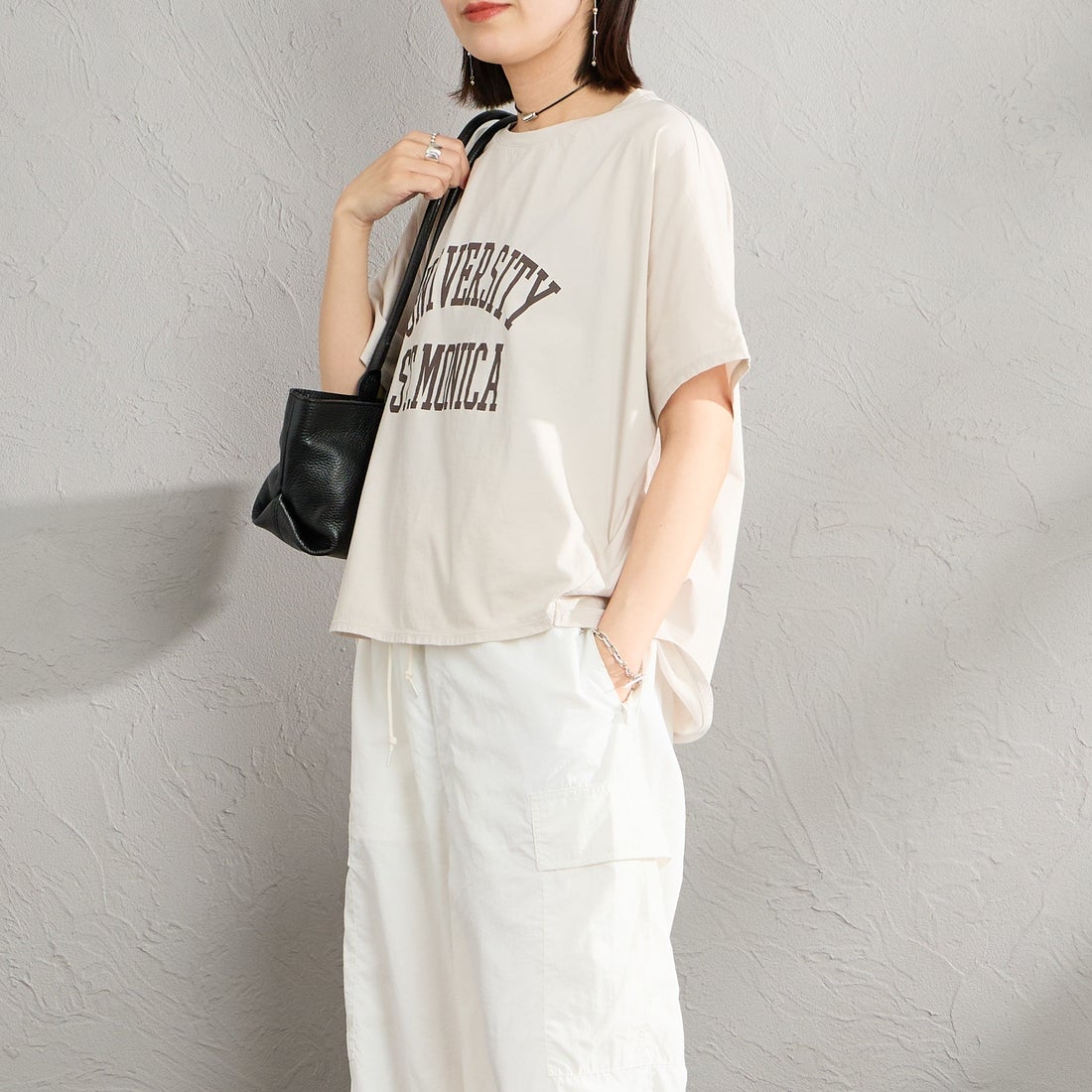 MICA&DEAL × JEANSFACTORY [マイカアンドディール × ジーンズファクトリー] 別注 ワイドシルエット UNIVERSITY カレッジプリントTシャツ [0126209176-JF] L.BEIGE &&モデル身長：160cm 着用サイズ：F&&