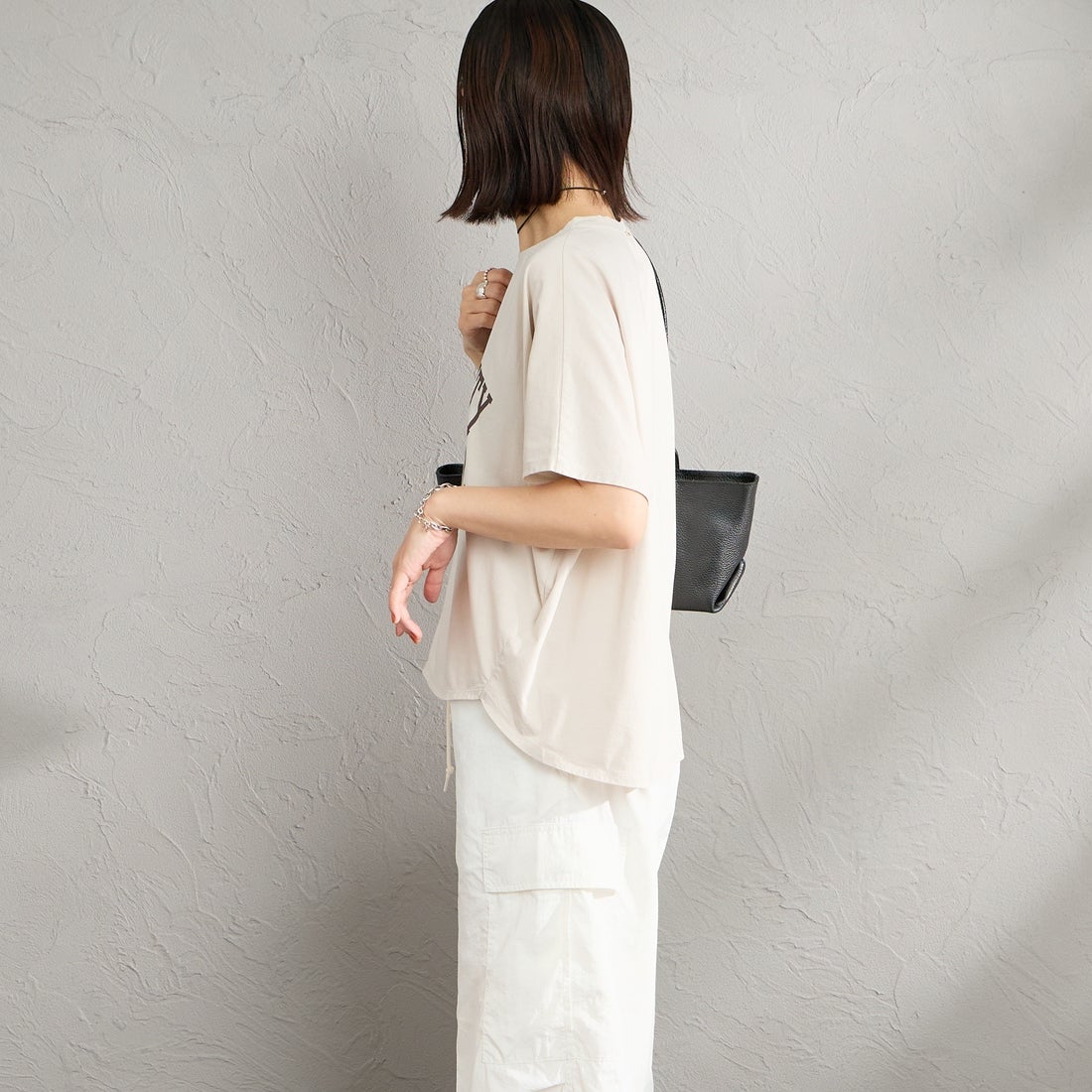 MICA&DEAL × JEANSFACTORY [マイカアンドディール × ジーンズファクトリー] 別注 ワイドシルエット UNIVERSITY カレッジプリントTシャツ [0126209176-JF] L.BEIGE &&モデル身長：160cm 着用サイズ：F&&