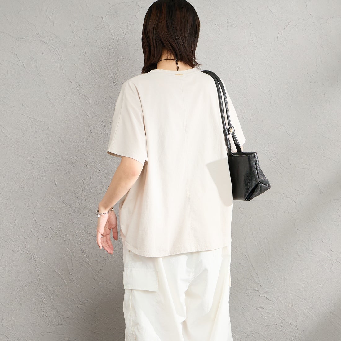 MICA&DEAL × JEANSFACTORY [マイカアンドディール × ジーンズファクトリー] 別注 ワイドシルエット UNIVERSITY カレッジプリントTシャツ [0126209176-JF] L.BEIGE &&モデル身長：160cm 着用サイズ：F&&