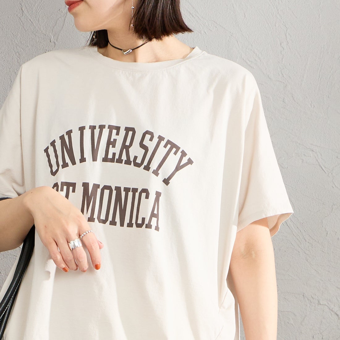MICA&DEAL × JEANSFACTORY [マイカアンドディール × ジーンズファクトリー] 別注 ワイドシルエット UNIVERSITY カレッジプリントTシャツ [0126209176-JF] L.BEIGE &&モデル身長：160cm 着用サイズ：F&&