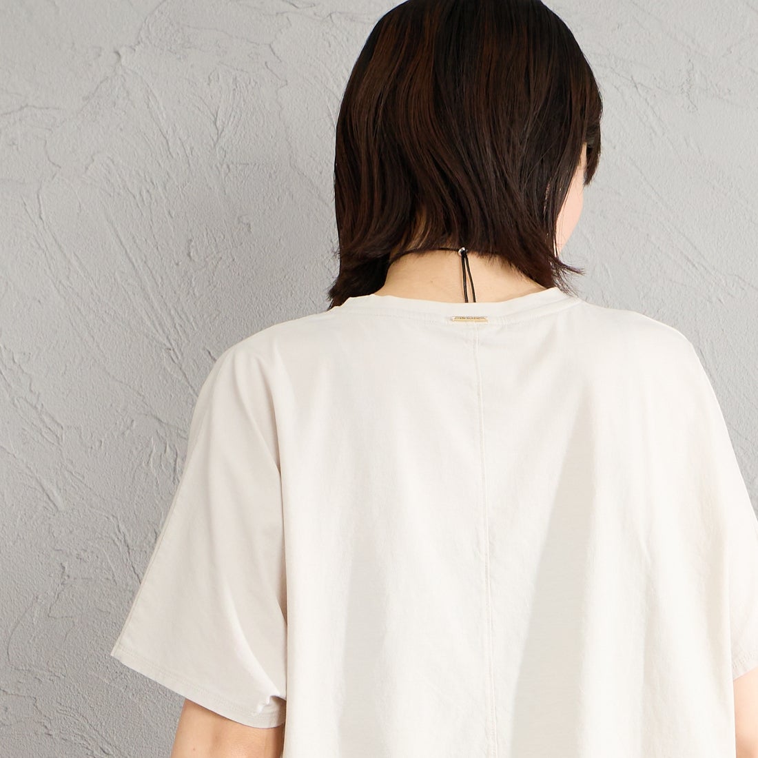 MICA&DEAL × JEANSFACTORY [マイカアンドディール × ジーンズファクトリー] 別注 ワイドシルエット UNIVERSITY カレッジプリントTシャツ [0126209176-JF] L.BEIGE &&モデル身長：160cm 着用サイズ：F&&