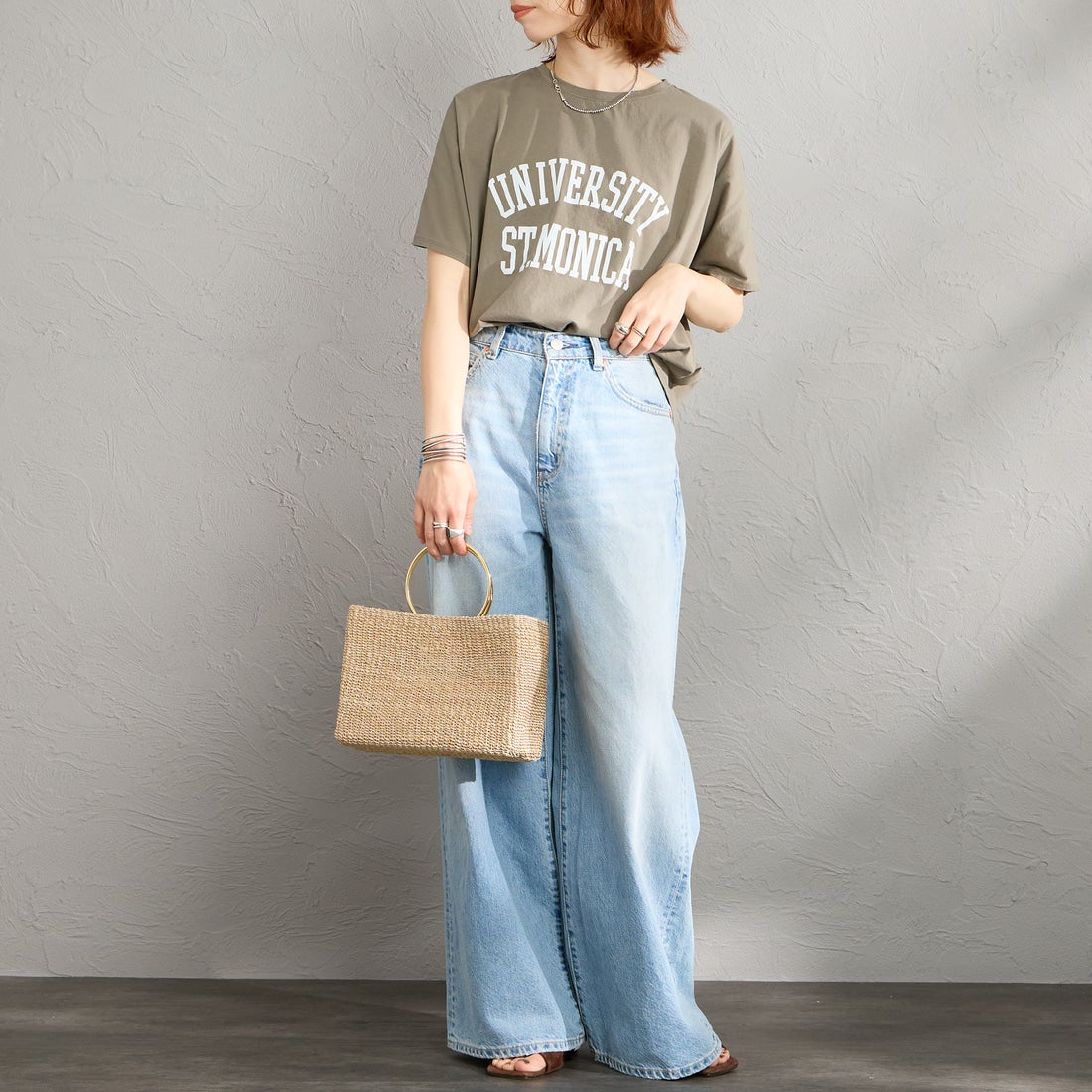 MICA&DEAL × JEANSFACTORY [マイカアンドディール × ジーンズファクトリー] 別注 ワイドシルエット UNIVERSITY カレッジプリントTシャツ [0126209176-JF] KHAKI &&モデル身長：158cm 着用サイズ：F&&