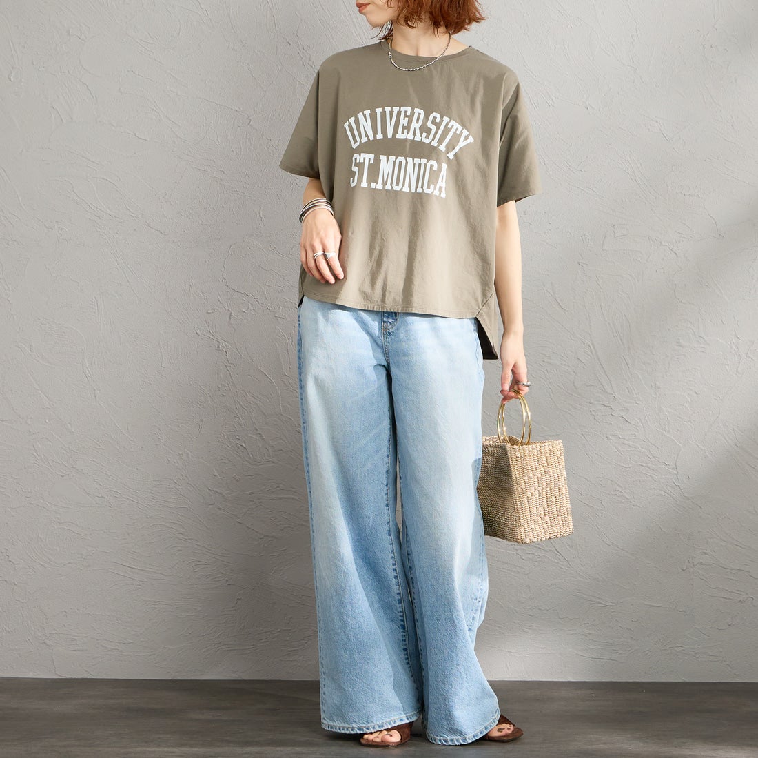 MICA&DEAL × JEANSFACTORY [マイカアンドディール × ジーンズファクトリー] 別注 ワイドシルエット UNIVERSITY カレッジプリントTシャツ [0126209176-JF] KHAKI &&モデル身長：158cm 着用サイズ：F&&