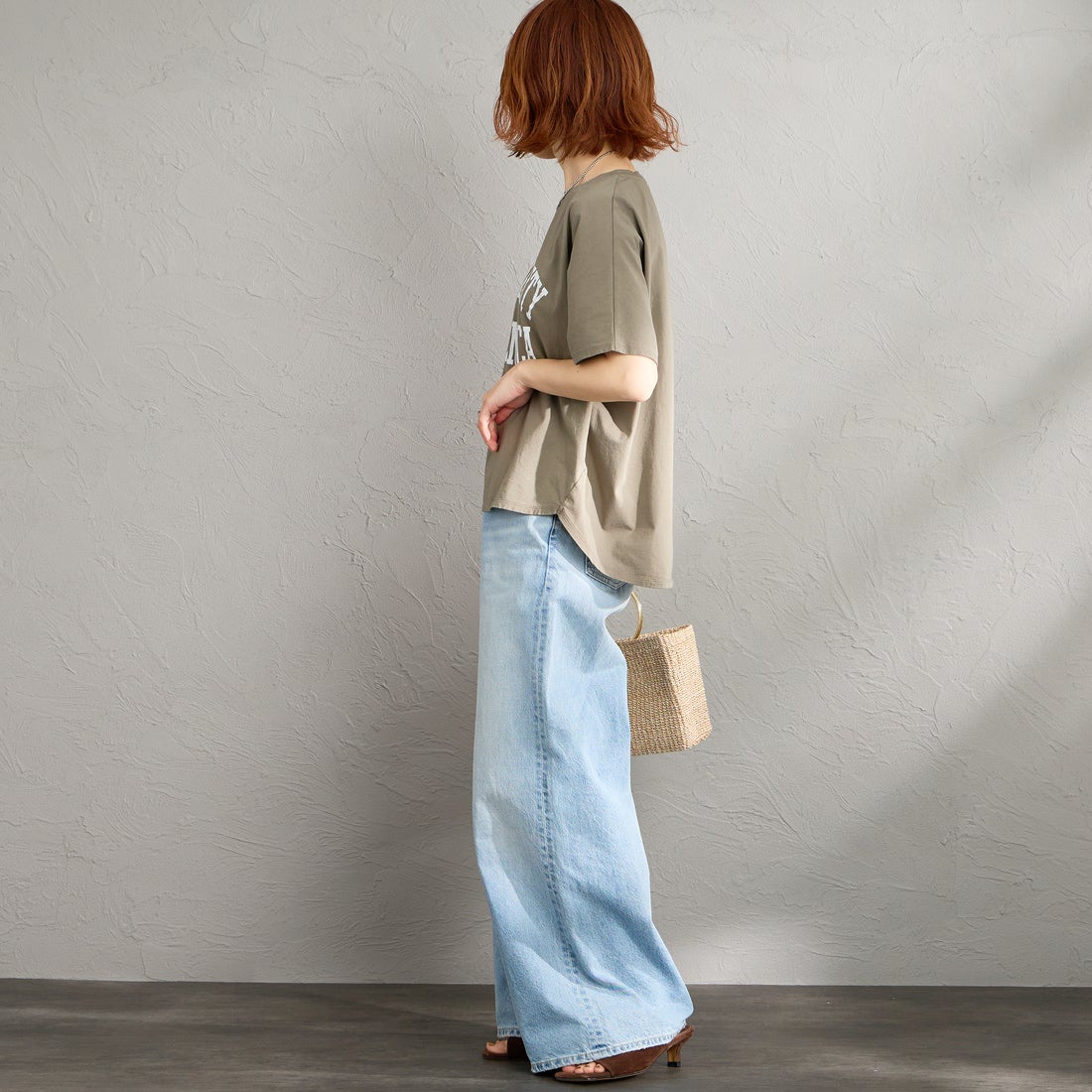 MICA&DEAL × JEANSFACTORY [マイカアンドディール × ジーンズファクトリー] 別注 ワイドシルエット UNIVERSITY カレッジプリントTシャツ [0126209176-JF] KHAKI &&モデル身長：158cm 着用サイズ：F&&