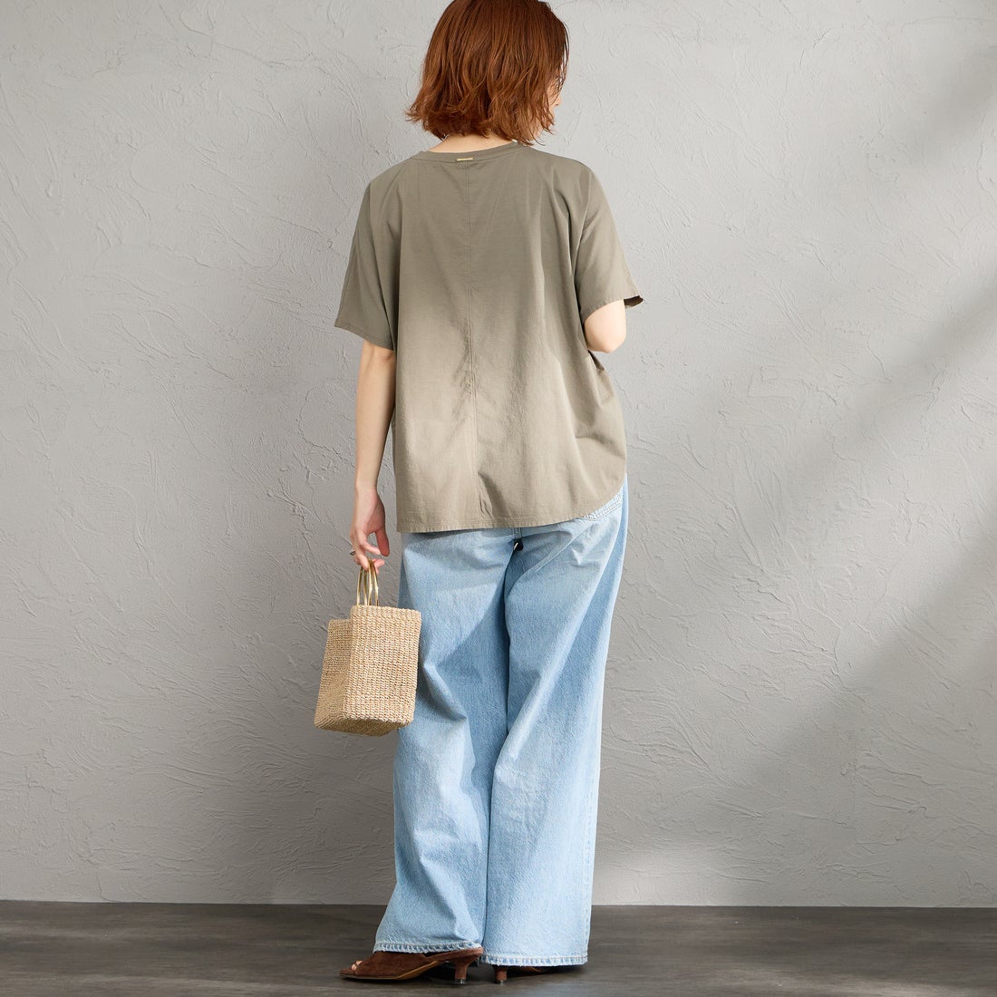 MICA&DEAL × JEANSFACTORY [マイカアンドディール × ジーンズファクトリー] 別注 ワイドシルエット UNIVERSITY カレッジプリントTシャツ [0126209176-JF] KHAKI &&モデル身長：158cm 着用サイズ：F&&