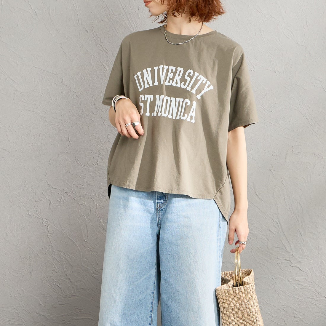 MICA&DEAL × JEANSFACTORY [マイカアンドディール × ジーンズファクトリー] 別注 ワイドシルエット UNIVERSITY カレッジプリントTシャツ [0126209176-JF] KHAKI &&モデル身長：158cm 着用サイズ：F&&