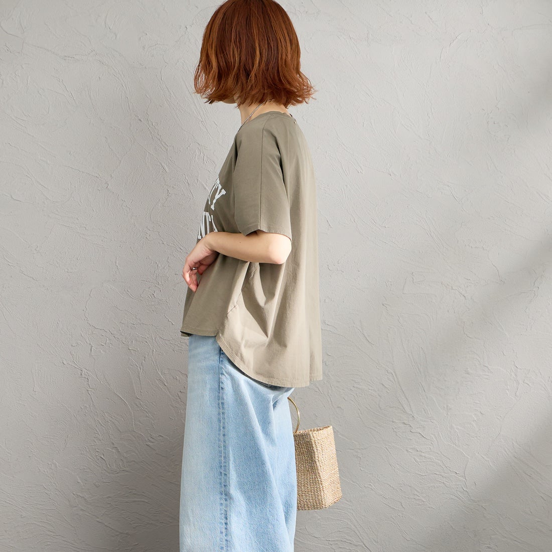 MICA&DEAL × JEANSFACTORY [マイカアンドディール × ジーンズファクトリー] 別注 ワイドシルエット UNIVERSITY カレッジプリントTシャツ [0126209176-JF] KHAKI &&モデル身長：158cm 着用サイズ：F&&