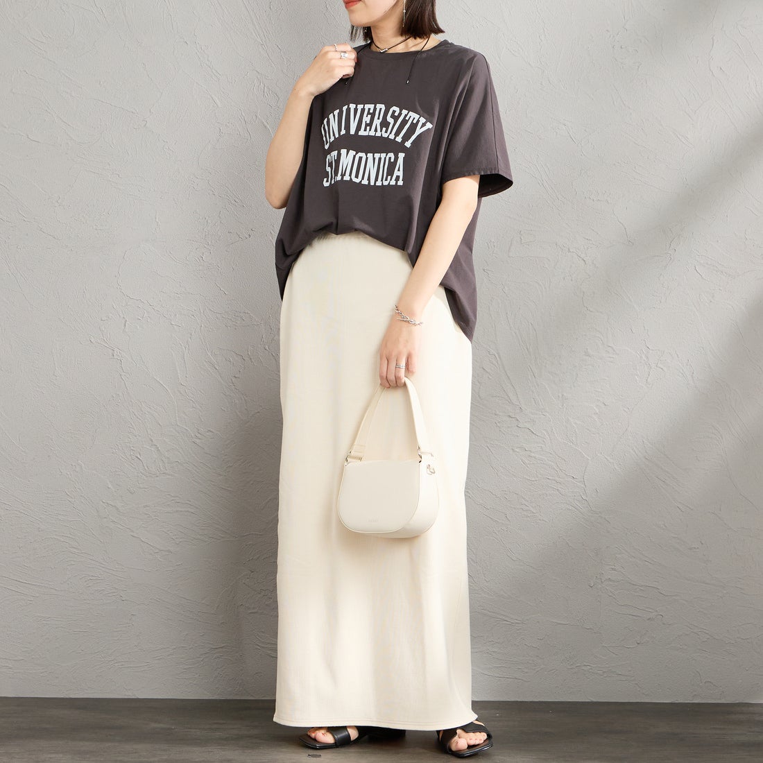 MICA&DEAL × JEANSFACTORY [マイカアンドディール × ジーンズファクトリー] 別注 ワイドシルエット UNIVERSITY カレッジプリントTシャツ [0126209176-JF] SUMIKURO &&モデル身長：160cm 着用サイズ：F&&